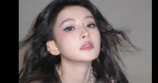 孙怡闪亮抹胸，搭配黑色短裤，性感十足！