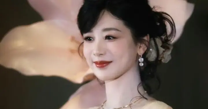 杨紫裸色纱裙亮相活动，复古盘发配珍珠配饰，美成复古画报女主