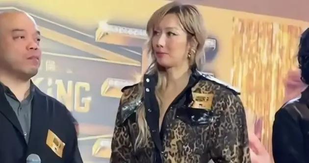 53岁郑秀文最新穿搭：豹纹外套+喇叭裤+恨天高，身材真好，像30岁