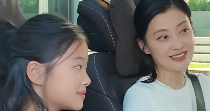 梅婷陪女儿工作，12岁快快皮肤黑但长得漂亮，母女共用一张脸