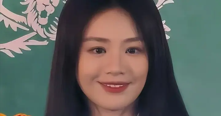 马思纯南京出席活动！穿超短裙腿又粗又壮，一身学院装撞脸王诗龄