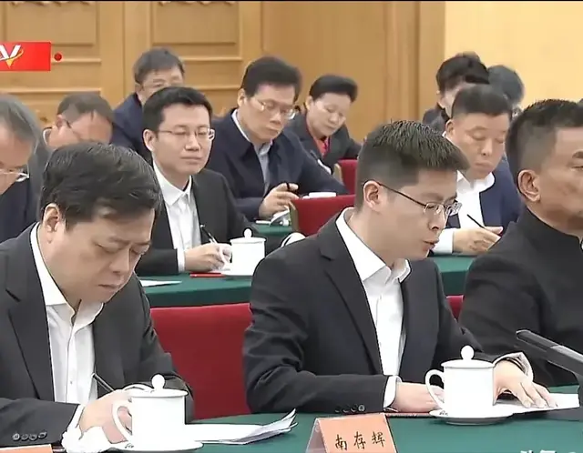 80后梁文锋和90后王兴兴，就坐第一排，他们已经年轻人中的典范！