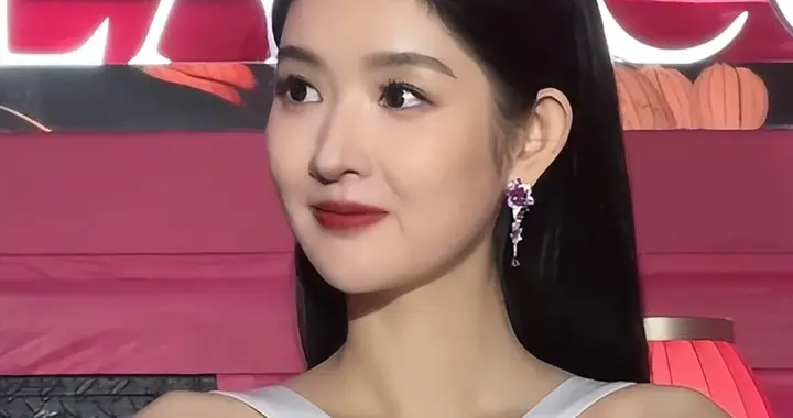 成都这一夜，王玉雯真空，佘诗曼穿深V，却被虎背熊腰的小咖抢镜