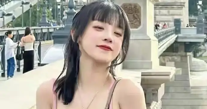 宋雨琦身材娇小，脚却意外抢镜，这反差萌也太可爱了