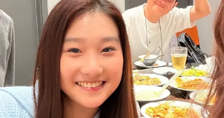 马伊琍女儿爱马又去爸爸文章的店里吃饭了，父女俩感情真好。