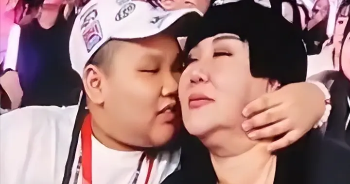 郭德纲妻儿看演唱会，郭汾阳3次吻王惠，被吐槽不正常，冤枉他了