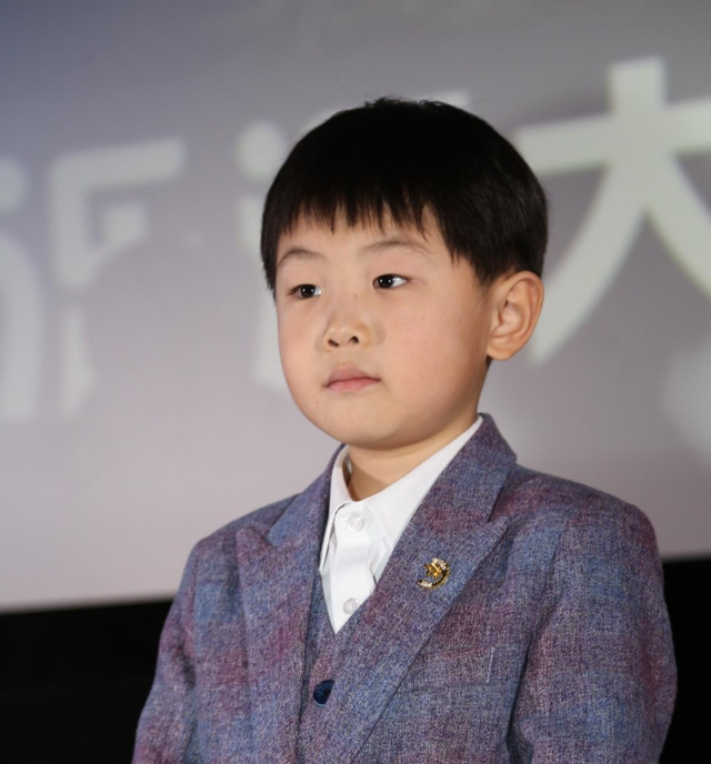|5岁上春晚走红，年入百万开始厌学，如今13岁的张峻豪却过成这样