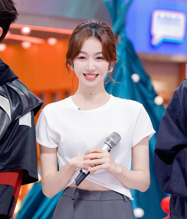 39岁姜妍在北京逛街，行长老公露面清爽帅气，两人身高相貌都般配