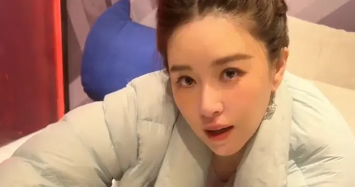 阚清子浪姐初舞台结束瘦出尖下巴，奖励自己一顿麻辣烫，状态很好