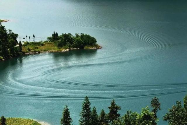 赛里木湖|四川有个小众湖泊，景色酷似泸沽湖，藏有十景六宝