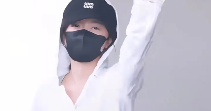 赵今麦白色连帽上衣搭配黑色骑行裤