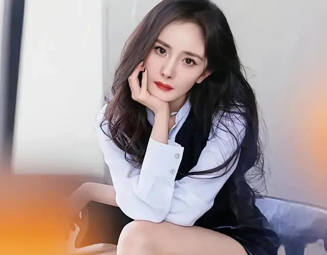 看了杨幂的美腿玉足，我信了她“腿精”称号