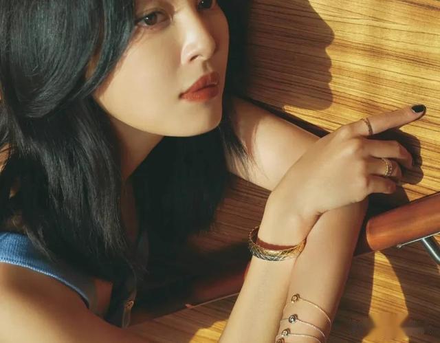 辛芷蕾|辛芷蕾蓝色小背心写真，姐姐就是冬日暖阳啊