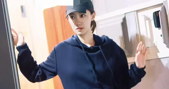 张小斐私服造型真简约！连帽卫衣+运动裤，休闲随性又舒适！