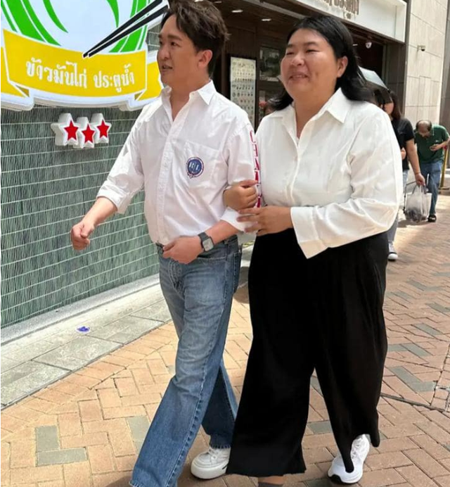 曝57岁邓兆尊纳“四奶”！情侣装挽手逛街，“重量级”新欢惹争议