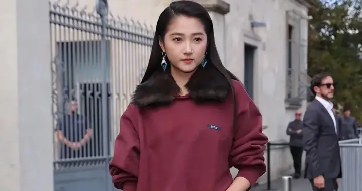 关晓彤米兰造型翻车，发型显老气，外套毛领辣眼，引发网友吐槽！