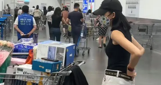 蔡少芬现身珠海山姆会员店购物，她的穿衣打扮好酷，身材又高又瘦