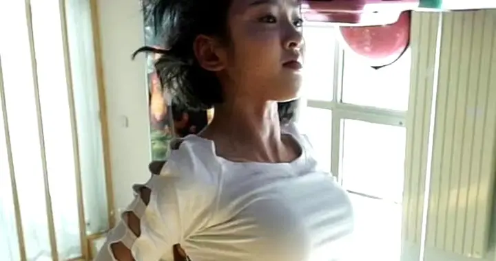 唐艺昕瑜伽练得真稳，身材管理超棒 ???