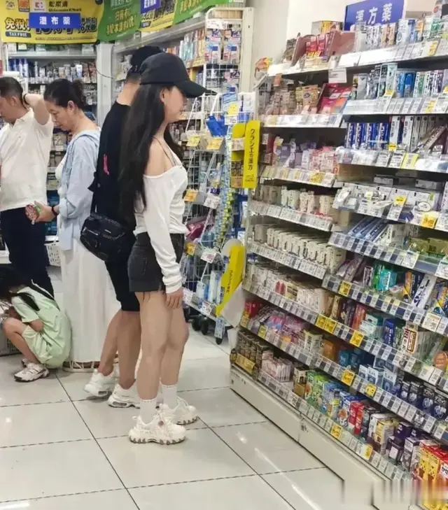 汪峰与森林北日本买药被拍，女方膝盖满是瘀青，身材比例引争议