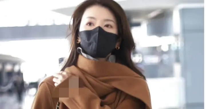 李云霄杭州机场被偶遇，穿棕色翻领长款大衣，好温柔气质美到犯规
