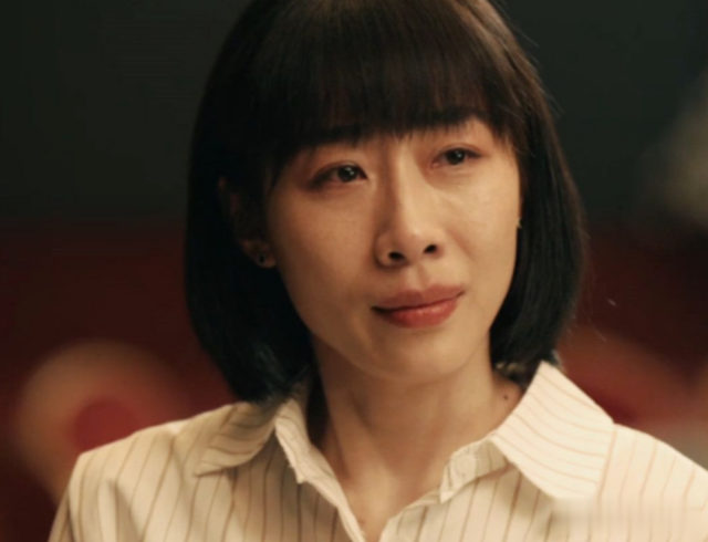 两年婚姻一年出轨，将前夫当小丑，“一尿”成名的她凭啥三封天后