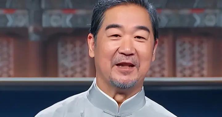 官媒发文，71岁张国立再破天花板，他让王刚和整个娱圈“沉默”了