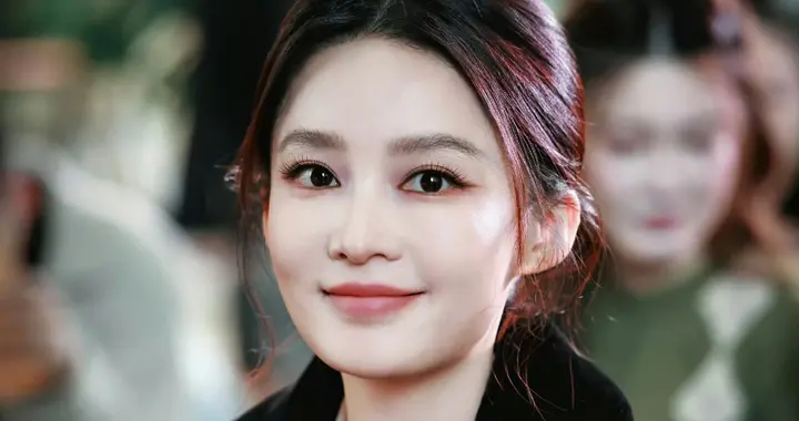 李沁出席活动好美，是自带清冷书卷气的甜酷学姐，紫色丝袜抢镜！