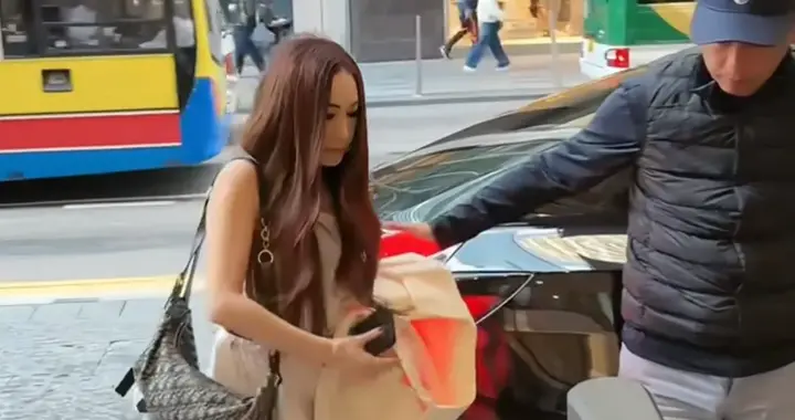 温碧霞和老公出街，天气冷还穿着露胳膊的衣服，发型也是一成不变