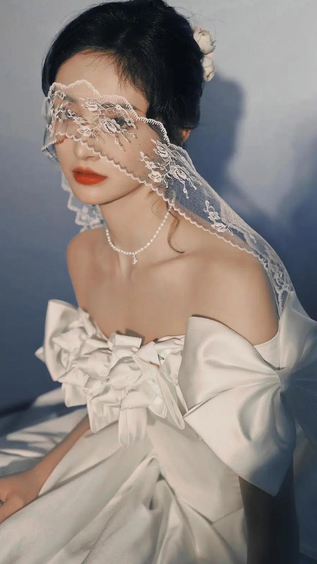 周洁琼婚纱写真，雍容华贵宛如仙子降临