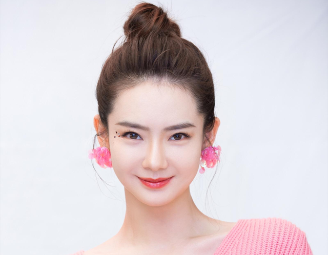 |曝戚薇是双性恋！前女友用她名字给女儿取名，两人生活现状引热议