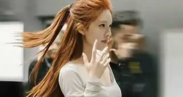 赵露思入围VOGUE年度最佳着装的就是这一套！确实简约大气，好看 ???