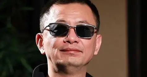 墙倒众人推？向太曝王家卫背后大佬，黑料被扒，刘嘉玲也是受害者