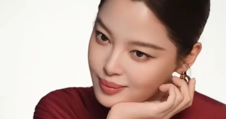 穿红色连衣裙的辛芷蕾