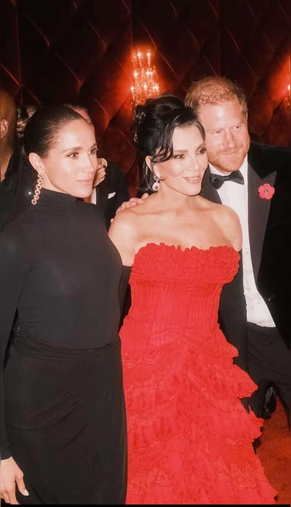 卡戴珊家族的太后终于晒出梅根与哈里的合影，他们俩态度很谦卑。 Kris...