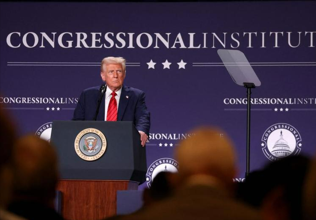 DeepSeek打碎美14万亿利益，特朗普终于急眼，准备两招制裁和封杀