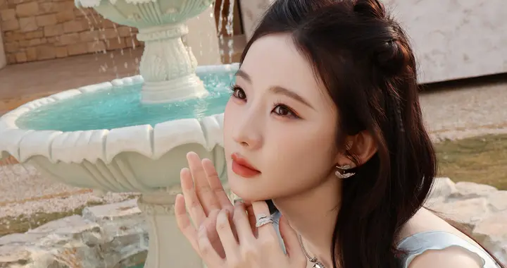 张艺凡浅蓝抹胸连衣裙，一起闯入仙境般的童话梦境