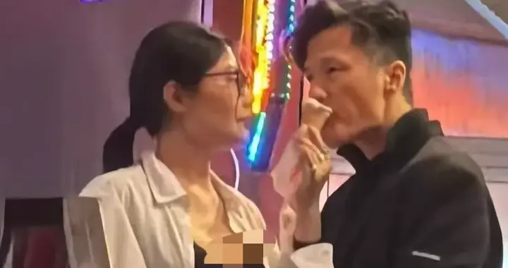 徐冬冬疑似怀孕，和尹子维街头同吃冰淇淋，被摸肚子一脸幸福感