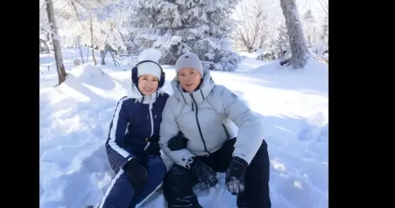 胡杏儿一家东北滑雪，三个儿子一起出镜，老公显得超年轻！
