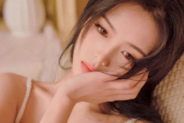 女生有这四个微动作，我能确定她就是喜欢你