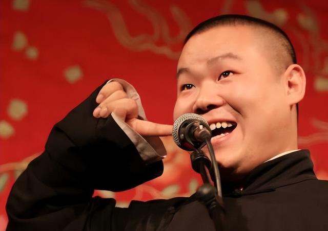 岳云鹏初四回河南老家！请全家22人看电影，弟弟露面像他气质淳朴