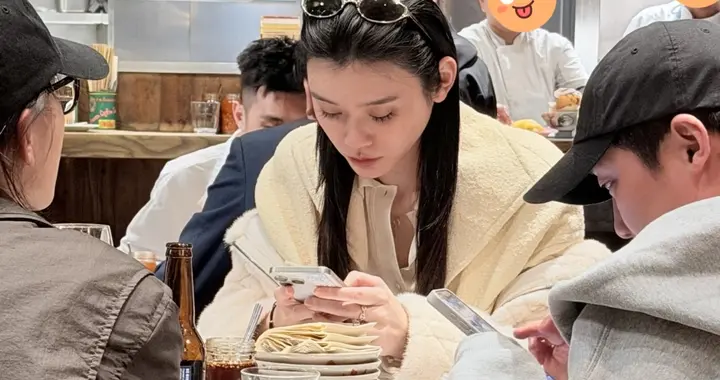 奚梦瑶和好友吃饭被偶遇，她素颜睫毛好长，头发看起来就像有钱人