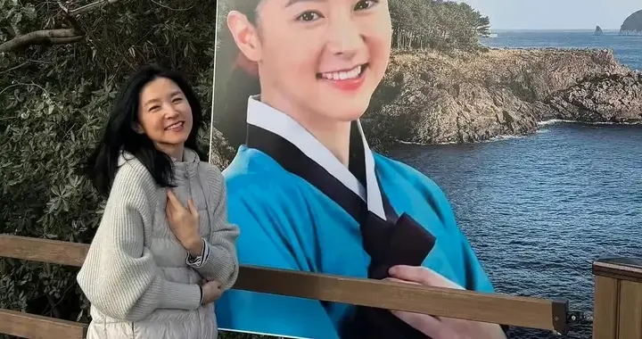 李英爱打卡大长今，和32岁的自己照片同框，看着没变化骨相真抗老