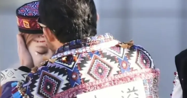 沙溢宋雨琦跑男节目互动惹争议，沙溢像是亲上去，实则是礼仪