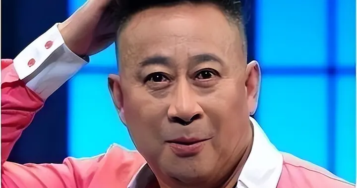 他是上海滑稽名家，前妻嫁给了同事，他娶小 30 岁娇妻，如今怎样了