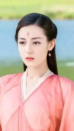 迪丽热巴《贺思慕》路透抢先看，哭戏深情动人，原声演技获赞