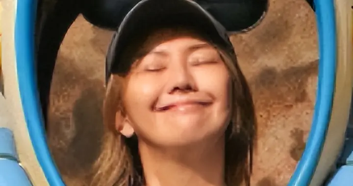 孙燕姿一家游迪士尼！她身形消瘦、老公头发花白，儿女黢黑像妈妈