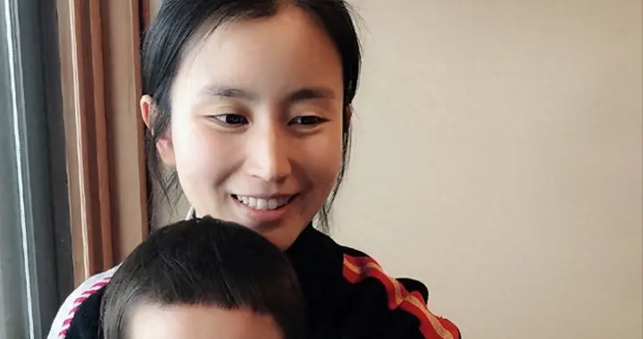 她曾是上海著名主持，和富商离婚后沦落为网红，38岁独自带娃