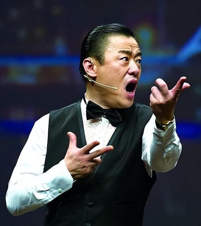 3次婚姻2次入狱，今逃窜美国！拄拐的周立波，被“封杀”一点不冤