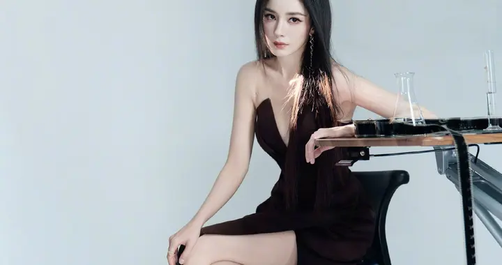 杨幂黑色深V连衣裙