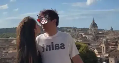 懒懒晒与王思聪亲吻照，力破分手传闻，网友：感觉他俩能白头偕老